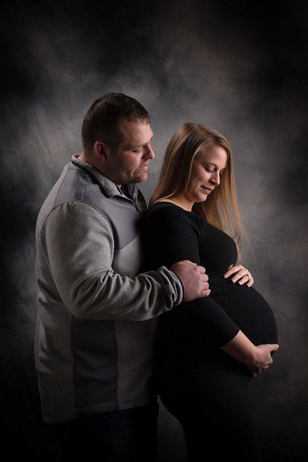 SE MN Maternity Couple in black and grey outfits