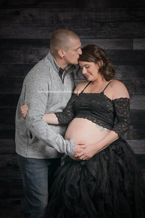 couple kissing maternity portrait