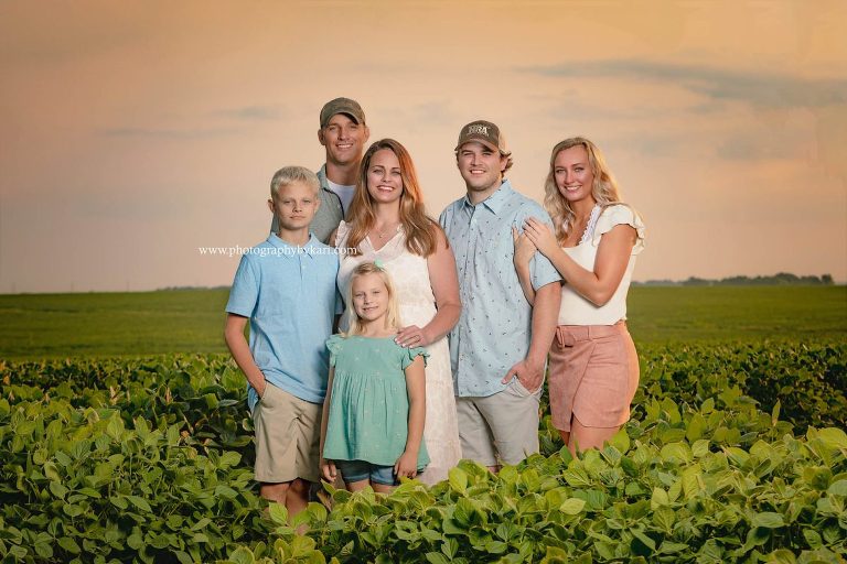MN Extended Family portrait in bean field