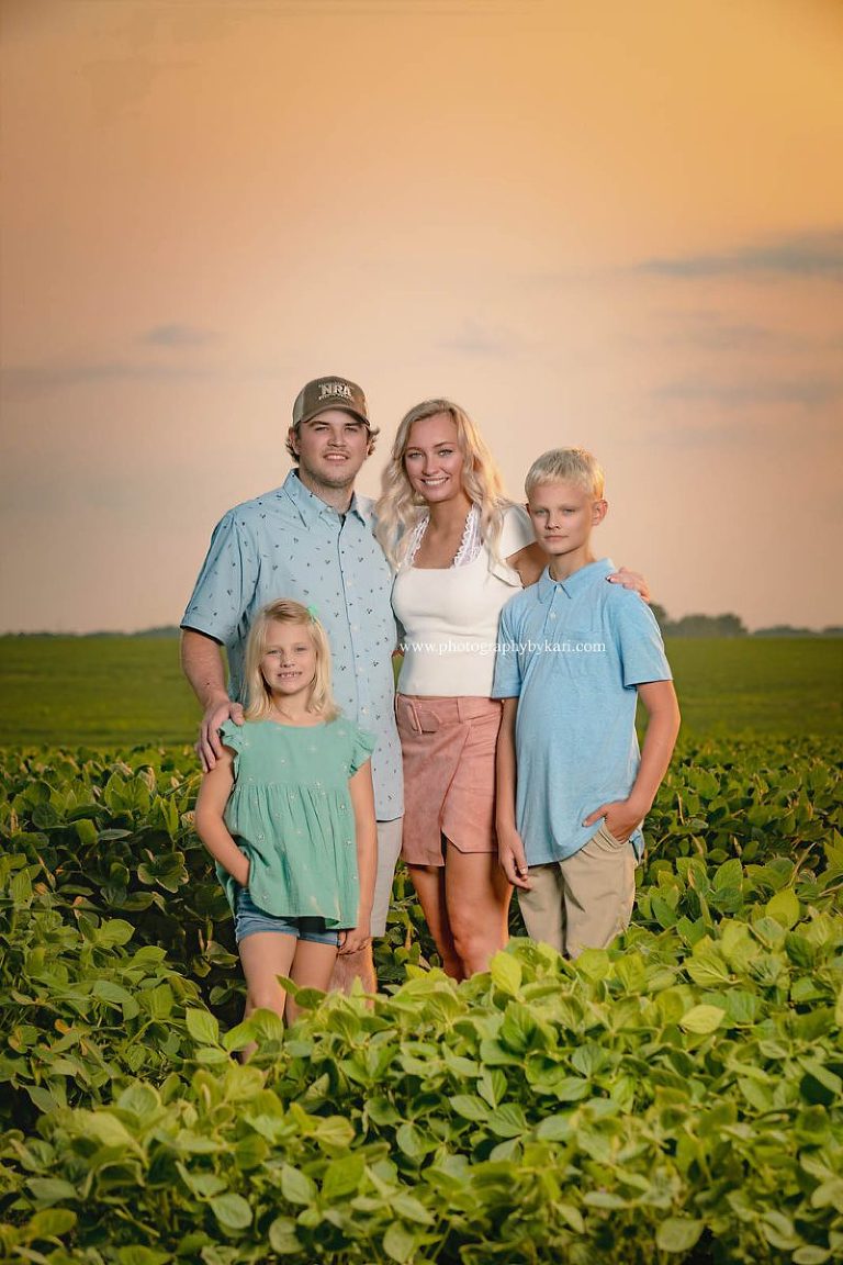 MN Extended Family portrait in bean field