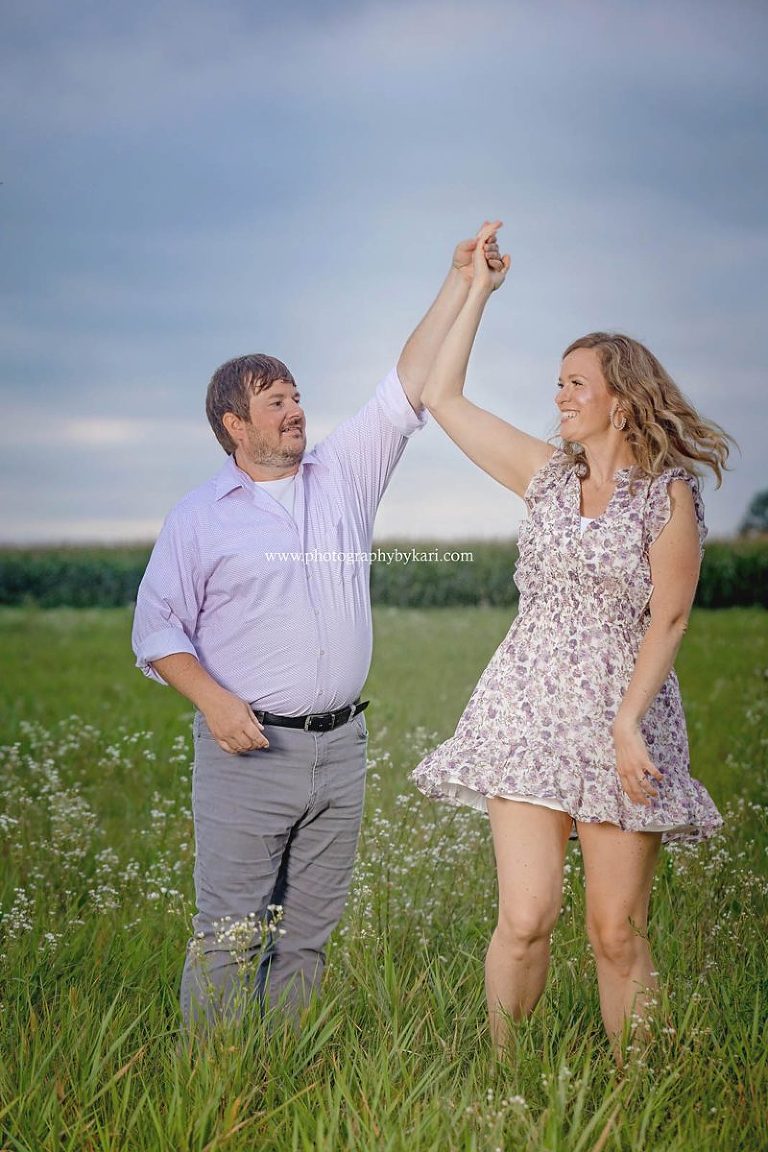 rochester mn couple photo dancing in field
