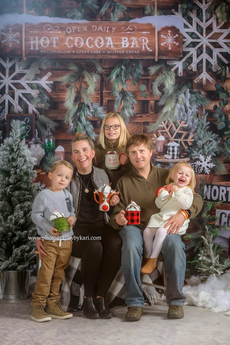 MN christmas family with hot cocoa mugs