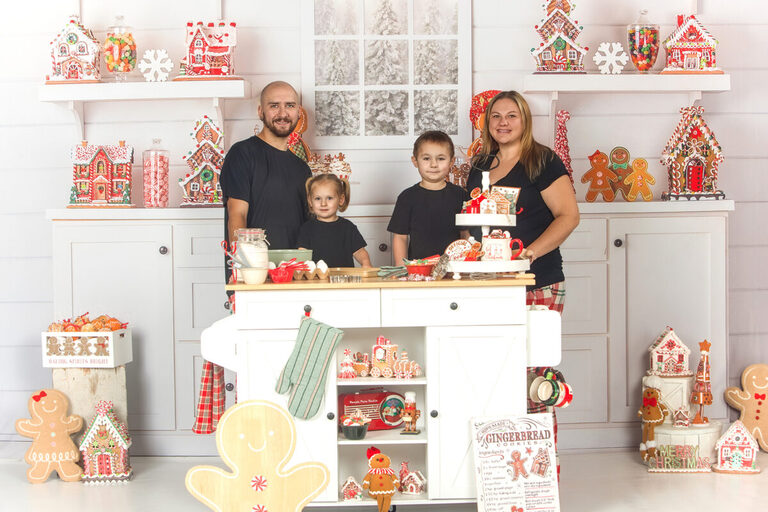 Holiday family photos with gingerbread baking theme by Spring Valley MN photographer