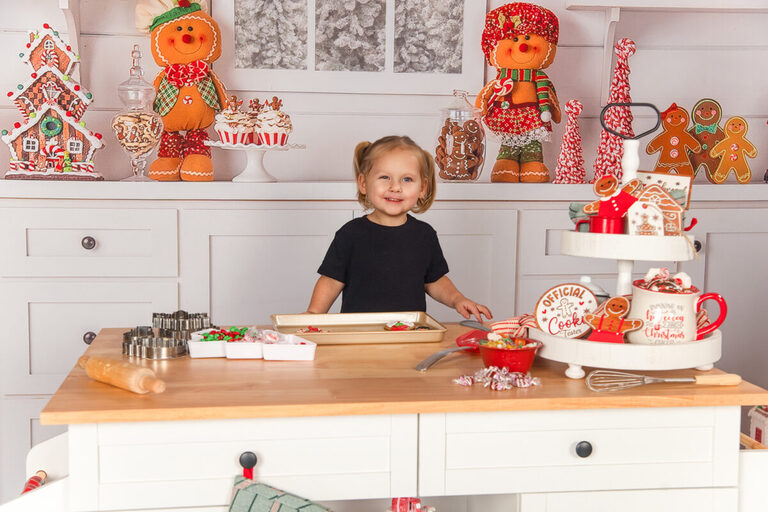 Holiday family photos with gingerbread baking theme by Spring Valley MN photographer