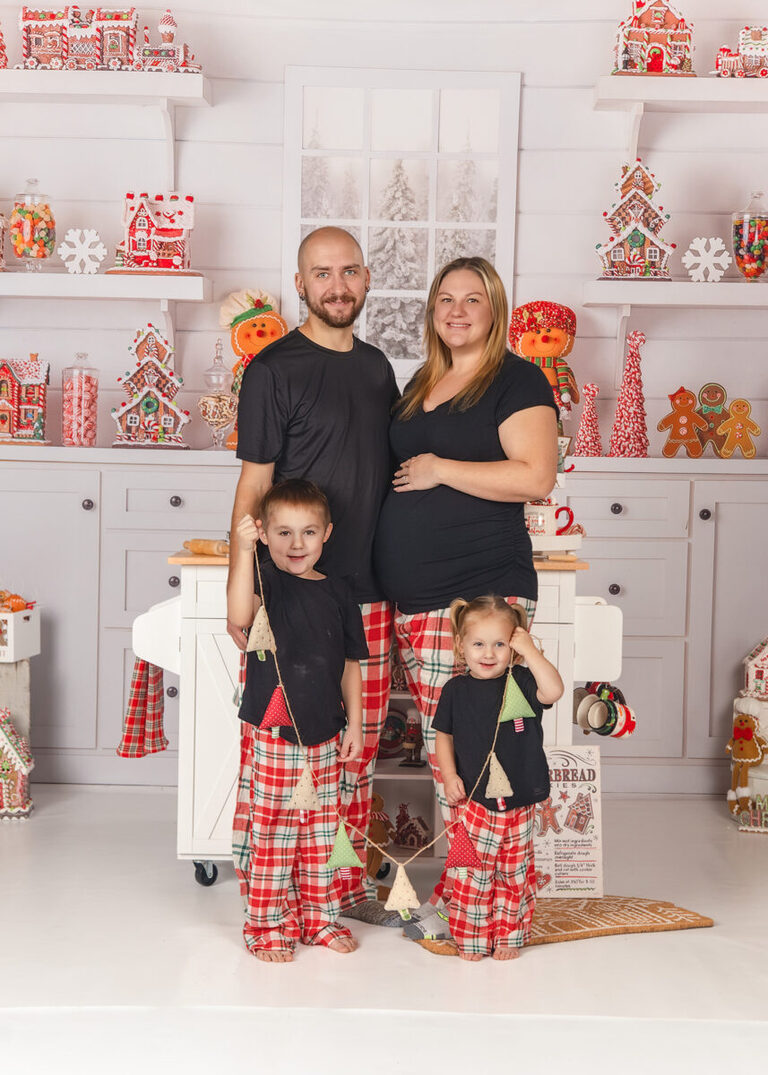 Holiday family photos with gingerbread baking theme by Spring Valley MN photographer